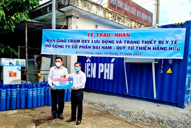 TS.BS Hà Văn Phúc (bìa phải) - Giám đốc Sở Y tế tỉnh Kiên Giang tiếp nhận bàn giao trạm oxy lưu động và trang thiết bị y tế do Công ty cổ phần Đại Nam hỗ trợ.