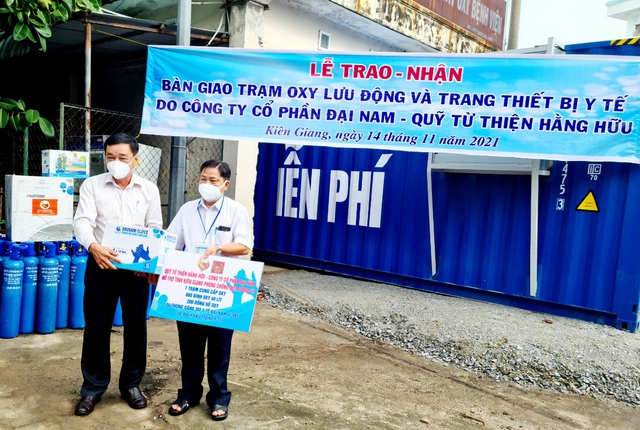BSCKII. Trương Công Thành (bìa phải) - Giám đốc Bệnh viện Đa khoa tỉnh Kiên Giang tiếp nhận bàn giao trạm cung cấp oxy miễn phí do Công ty cổ phần Đại Nam hỗ trợ.