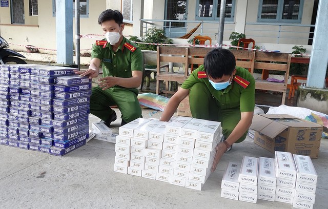 An Giang: Tạm giữ hơn 1.300 bao thuốc lá lậu trong tiệm tạp hóa - Ảnh 1.
