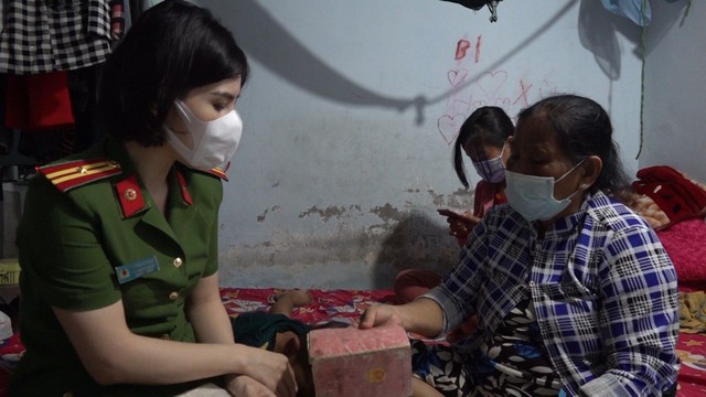 Công an phường Đông Xuyên, TP Long Xuyên đã quan tâm giúp đỡ  bà Lan thời gian dịch bệnh.