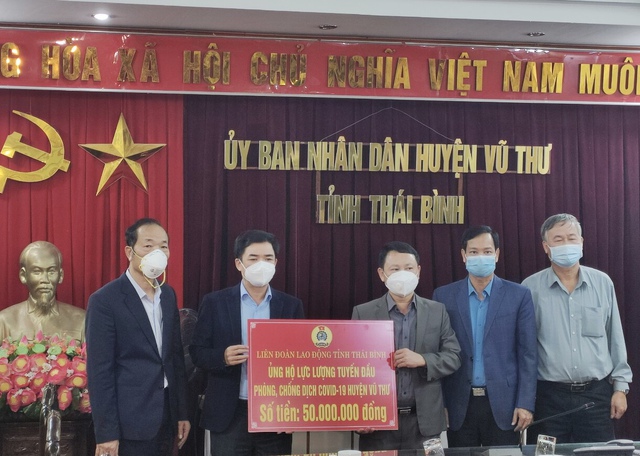 Thái Bình: Liên đoàn Lao động tỉnh trao 100 triệu đồng động viên lực lượng tuyến đầu phòng, chống COVID-19 - Ảnh 2.
