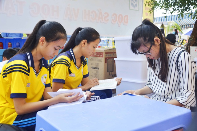 Các em học sinh Trường THPT Vĩnh Thuận đọc sách tại thư viện trường.