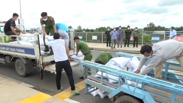Gạo được vận chuyển đến Kiều bào Campuchia.