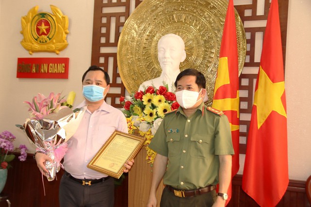 Đại tá Đinh Văn Nơi, Giám đốc Công an tỉnh trao thư cảm ơn đến Công ty cổ phần xuất nhập khẩu An Giang - ANGIMEX.