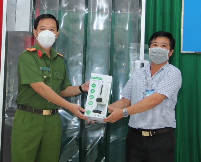 Đại tá Lê Phú Thạnh, Phó Giám đốc Công an tỉnh trao tặng máy rửa tay kết hợp đo thân nhiệt cho Giám đốc Cơ sở điều trị, cai nghiện ma túy.