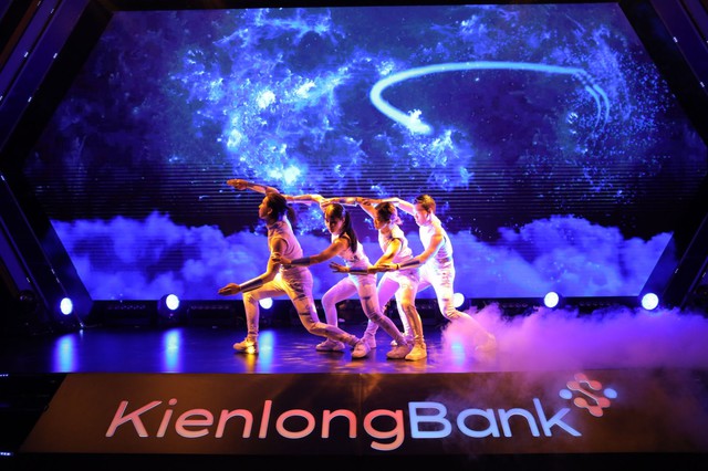 “Bữa tiệc nghệ thuật” mãn nhãn kỷ niệm tuổi 26 của KienlongBank - Ảnh 3.