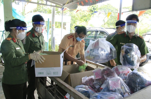 Đoàn chuẩn bị quà đến trao cho người dân đang cách ly tại nhà tại TP Long Xuyên.