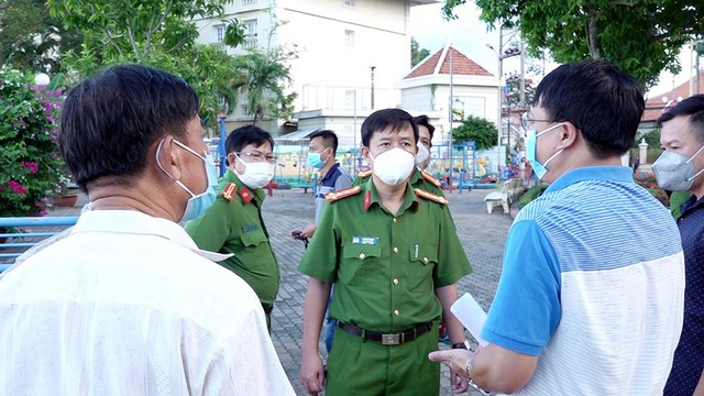 Đại tá Lê Phú Thạnh, Phó Giám đốc Công an tỉnh chỉ đạo công tác khám nghiệm và điều tra tại hiện trường.