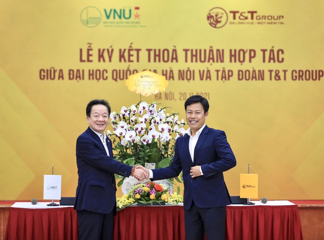 Chủ tịch HĐQT kiêm Tổng Giám đốc T&T Group Đỗ Quang Hiển tặng hoa chúc mừng ngày Nhà giáo Việt Nam 20/11.