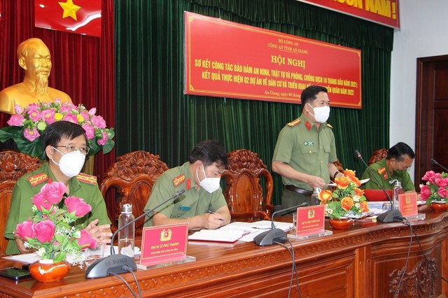 Đại tá Đinh Văn Nơi, Giám đốc Công an tỉnh phát biểu tại Hội nghị trực tuyến sơ kết công tác đảm bảo an ninh trật tự và phòng chống dịch 10 tháng đầu năm 2021 tại điểm cầu An Giang.
