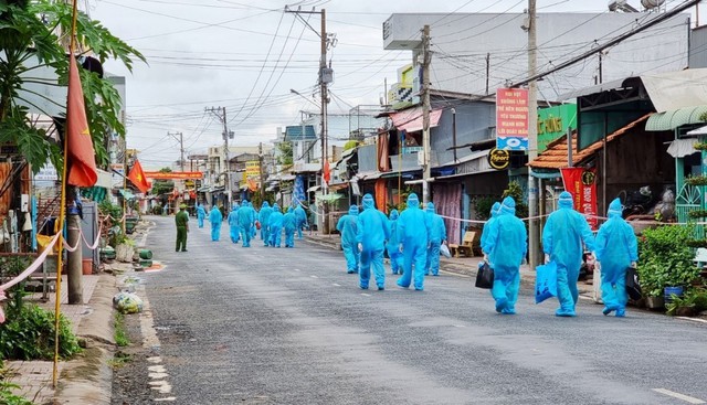 Lực lượng Công an tỉnh tăng cường hỗ trợ huyện Phú Tân trong Công an tác phòng chống dịch.