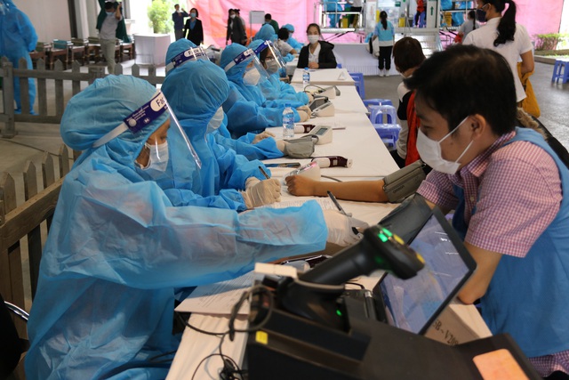 Thái Bình: Đẩy mạnh tiêm vắc xin cho công nhân lao động để đảm bảo sản xuất - Ảnh 1.