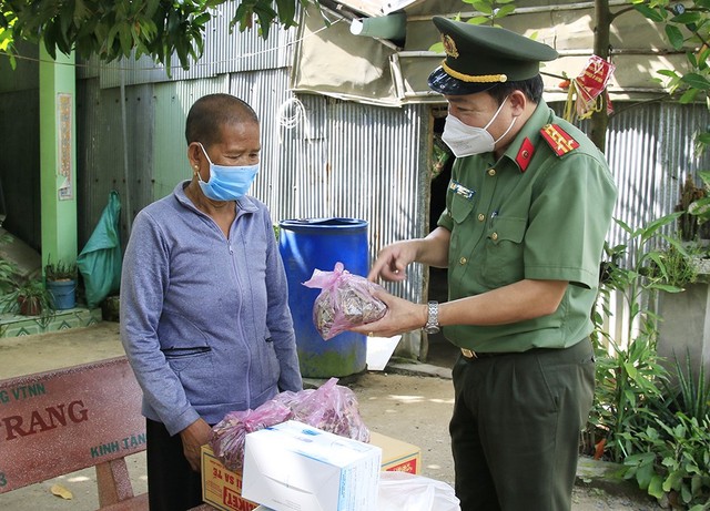 Đại tá Lâm Thành Sol, Phó Giám đốc Công an các tỉnh tuyên truyền cho người dân thực hiện nghiêm các biện pháp phòng chống dich vàhướng dẫn người dân cách sử dụng thuốc xông phòng COVID-19.