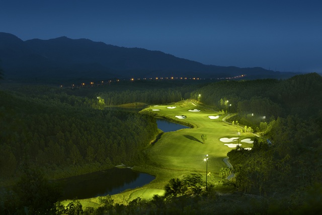 Ba Na Hills Golf Club với hệ thống chiếu sáng ban đêm hiện đại.