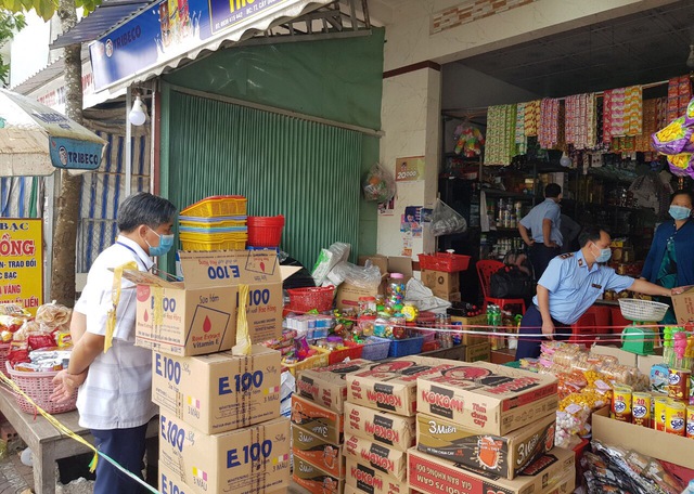 Lực lượng quản lý thị trường kiểm tra việc niêm yết giá cả các mặt hàng thiết yếu trên địa bàn thị trấn Cây Dương, huyện Phụng Hiệp.
