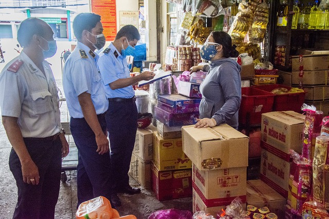 Lực lượng QLTT thành phố kiểm tra việc niêm yết giá các mặt hàng thiết yếu tại các cửa hàng tạp hóa trên địa bàn quận Ninh Kiều.