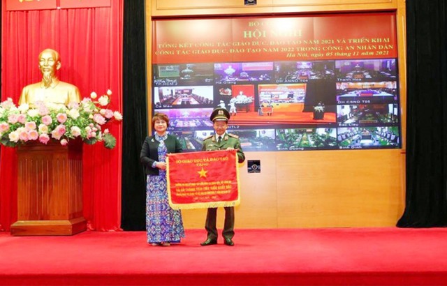 Bà Nguyễn Thu Thuỷ, Vụ trưởng Vụ Giáo dục Đại học tặng Cờ thi đua của Bộ Giáo dục và Đào tạo cho Trường Đại học Kỹ thuật - Hậu cần Công an nhân dân.