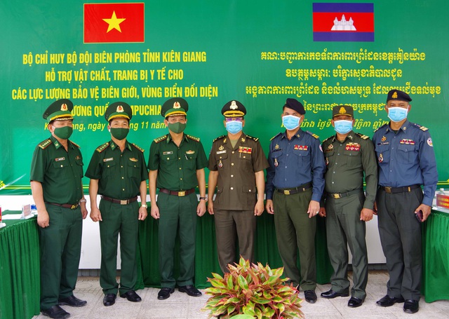 Đại tá Võ Văn Sử, Chỉ huy trưởng Bộ đội Biên phòng tỉnh Kiên Giang tặng trang thiết bị y tế cho Tiểu khu quân sự Kam pốt, Vương quốc Campuchia.