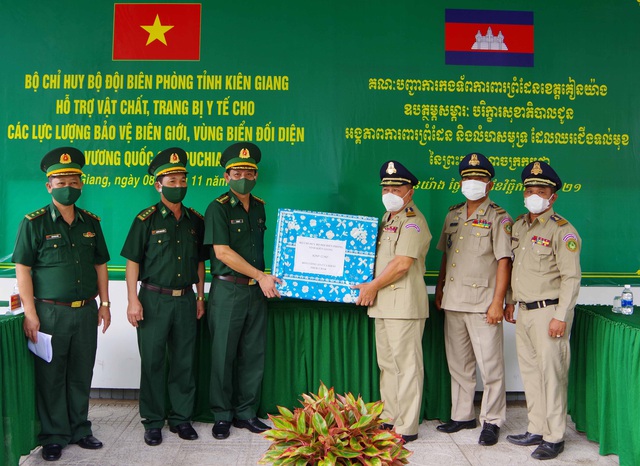 Đại tá Võ Văn Sử tặng trang thiết bị y tế cho đồn Công an cửa khẩu Prek Chak, tỉnh Kam pốt, Vương quốc Campuchia.