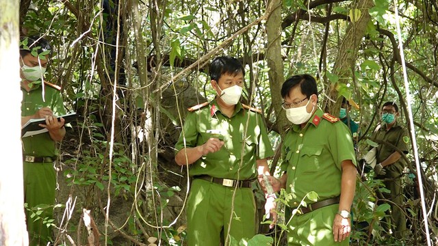 Đại tá Lê Phú Thạnh, Phó Giám đốc Công an tỉnh (người thứ 2 từ trái qua) chỉ đạo công tác khám nghiệm hiện trường và công tác điều tra tại hiện trường.