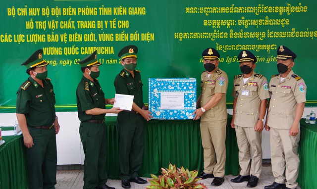 Chỉ huy trưởng Bộ đội Biên phòng tỉnh Kiên Giang tặng trang bị y tế cho Cục Cảnh sát biên giới biển nước bạn Campuchia.