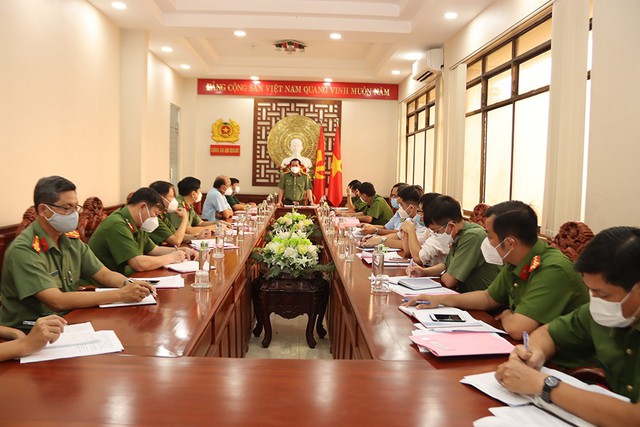 Đại tá Đinh Văn Nơi, Giám đốc Công an tỉnh phát biểu kết luận tại Hội nghị tổng kết Kế hoạch liên ngành trong đấu tranh phòng, chống buôn lậu, gian lận thương mại và hàng giả.