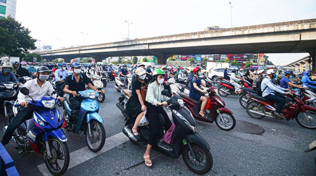 Hà Nội cho dân đi bằng phương tiện gì nếu cấm xe máy từ năm 2025? - Ảnh 1.