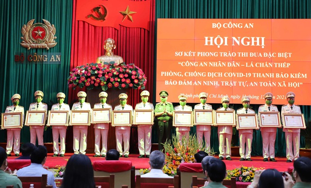 Công an An Giang nhận Huân chương chiến công hạng Nhì của Chủ tịch nước - Ảnh 1.