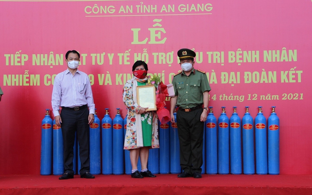 Bà Lê Thị Giàu, Chủ tịch HĐQT Công ty cổ phần thực phẩm Bình Tây (TP. Hồ Chí Minh) lên trao bảng tượng trưng tặng các thiết bị, vật tư y tế.