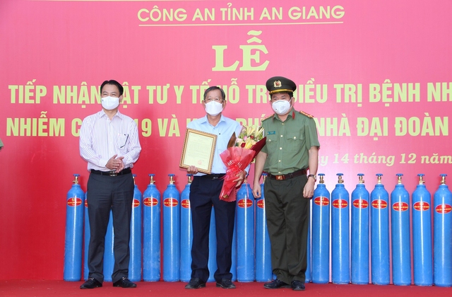 Ông Quách Trung Dũng, Tổng Giám đốc Công ty cổ phần Xây lắp An Giang lên trao tặng bảng tượng trưng 400 bình oxy (loại 40 lít).