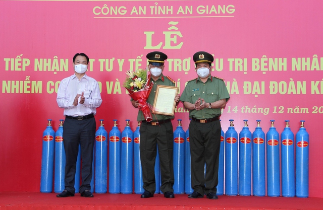 Ông Trần Đông Xuân, Giám đốc Công ty đầu tư xây dựng thương mại Tấn Thắng (nguyên là cán bộ Công an tỉnh) trao bảng tượng trung 500 bình oxy (loại 21 lít).