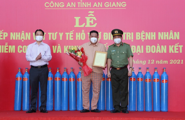 Ông Nguyễn Chí Nhơn, Chủ tịch HĐQT tập đoàn CNC-Marina Plaza Long Xuyên trao bảng tượng trưng 200 bình oxy (loại 40 lít).