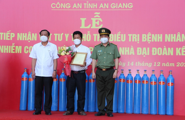 Ông Tô Văn Cường, Công ty xây dựng Văn Cường, lên trao bảng tượng trưng 02 căn nhà Đại đoàn kết.