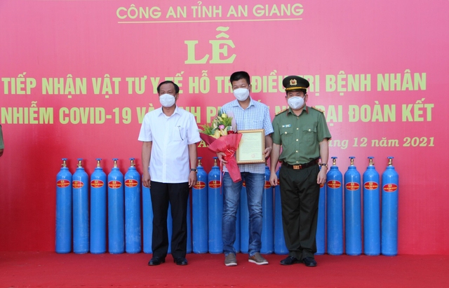 Ông Trần Văn Thanh Tùng, Công ty TNHH thương mại dịch vụ ăn uống Đăng Khoa, lên trao bảng tượng trưng 02 căn nhà Đại đoàn kết.