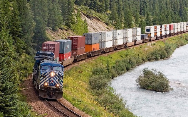 Vận tải đường sắt có thể là giải pháp thay thế khi cảng biển quá tải và thiếu container - Ảnh 2.