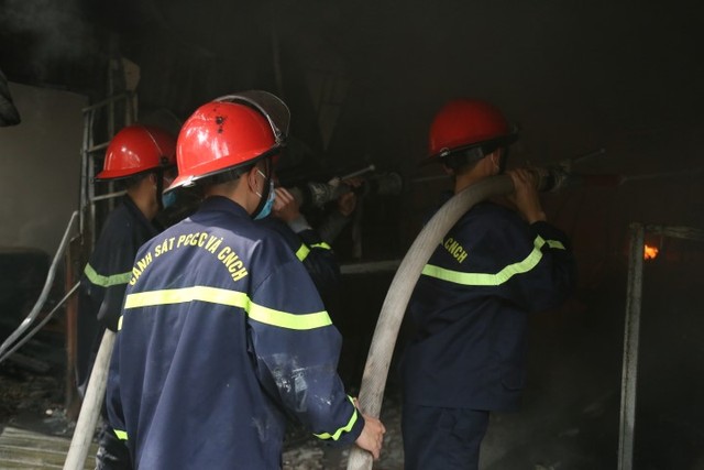 Nghệ An: Giải cứu 2 người bị mắc kẹt trong ngôi nhà đang cháy - Ảnh 1.