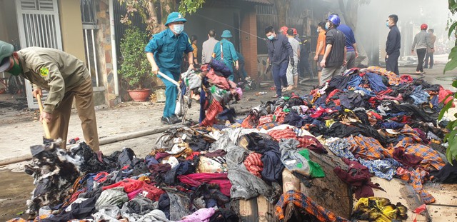Nghệ An: Giải cứu 2 người bị mắc kẹt trong ngôi nhà đang cháy - Ảnh 8.