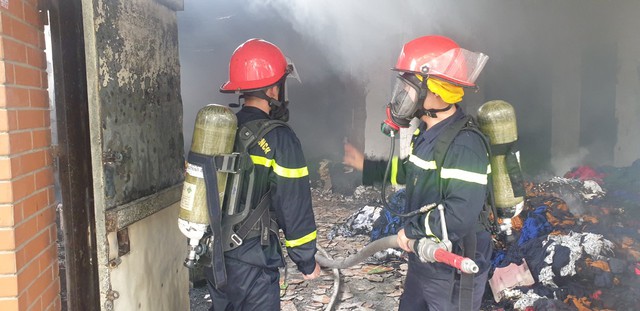Nghệ An: Giải cứu 2 người bị mắc kẹt trong ngôi nhà đang cháy - Ảnh 4.