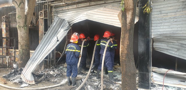 Nghệ An: Giải cứu 2 người bị mắc kẹt trong ngôi nhà đang cháy - Ảnh 5.