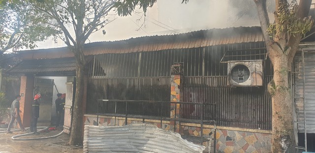 Nghệ An: Giải cứu 2 người bị mắc kẹt trong ngôi nhà đang cháy - Ảnh 2.