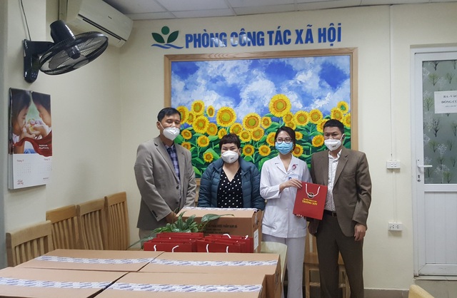 Công ty CP Linh dược Trường Sơn ủng hộ Nano Đông trùng hạ thảo cho Bệnh viện Nhi Trung ương  - Ảnh 1.
