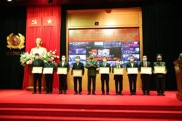 Bộ trưởng Tô Lâm trao tặng Bằng khen của Bộ Công an cho 9 tập thể có thành tích xuất sắc.