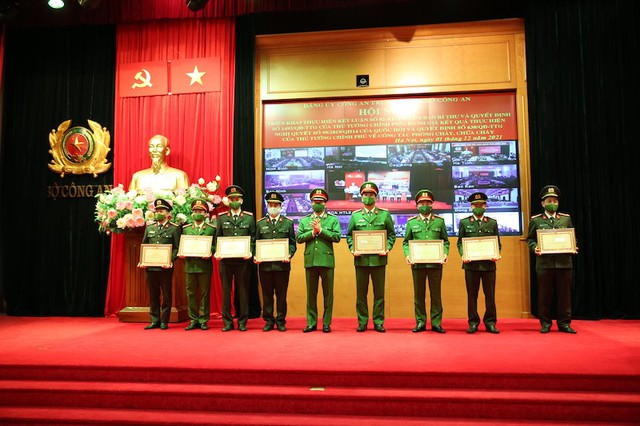 Thứ trưởng Lê Quốc Hùng trao tặng Bằng khen của Bộ Công an cho các tập thể, cá nhân.