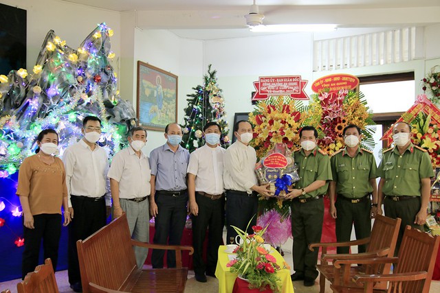 Đại tá Đinh Văn Nơi, Giám đốc Công an tỉnh và Đoàn công tác thăm hỏi, tặng quà cho Nhà thờ Chánh tòa Long Xuyên.