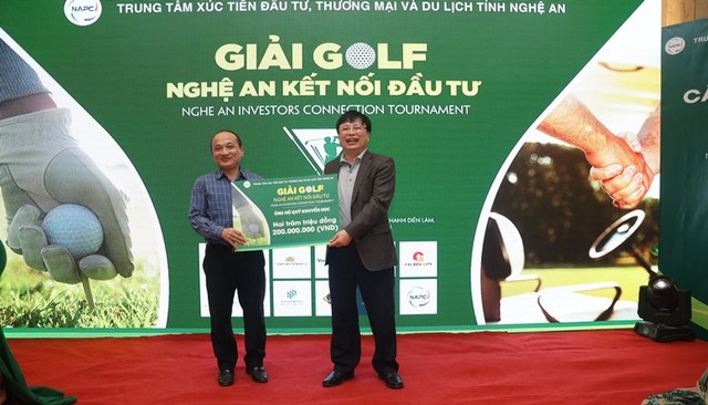 Giải Golf Nghệ An Kết Nối Đầu Tư ủng hộ 200 triệu đồng cho quỹ khuyến học tỉnh - Ảnh 1.