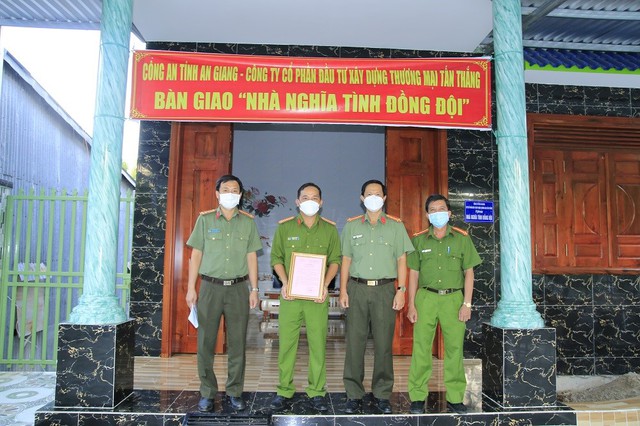 Đại tá Nguyễn Nhật Trường, Phó Giám đốc Công an tỉnh lần lượt trao nhà cho Trung tá Huỳnh Thúy Lan, huyện Tịnh Biên.