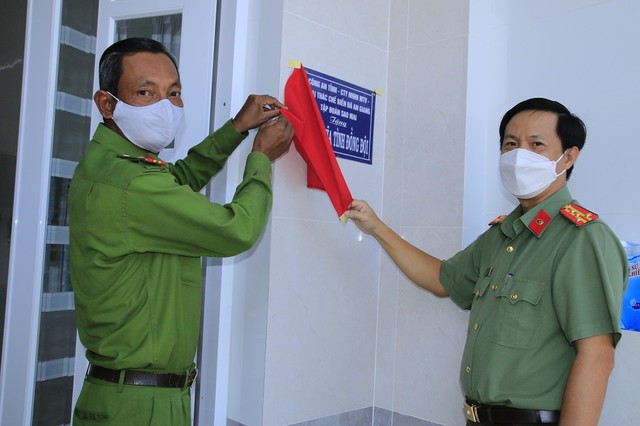 Đại tá Nguyễn Nhật Trường, Phó Giám đốc Công an tỉnh lần lượt trao nhà cho Thiếu tá Chau Sóc Pha, huyện Tri Tôn.