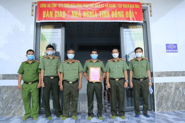 Đại tá Nguyễn Nhật Trường, Phó Giám đốc Công an tỉnh lần lượt trao nhà cho Trung úy Chau Pau, huyện Tịnh Biên An Phú.