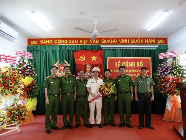 Thượng tá Trần Anh Sơn, Trưởng công an huyện Xuân Lộc (Người cầm bó hoa trong ảnh)