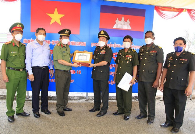 Trung tướng Yong Mao, Phó Cục trưởng thường trực Cục Phát triển Bộ Quốc phòng Quân đội Hoàng gia Campuchia trao Huân chương của Quốc vương Campuchia cho Đại tá Đinh Văn Nơi, Giám đốc Công an tỉnh An Giang.
